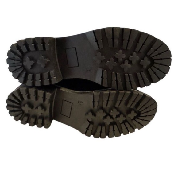 Seven7 Women's Black Ankle Bootie
Round Toe Faux Suede Zip Women’s Size 9 - Picture 2 of 8